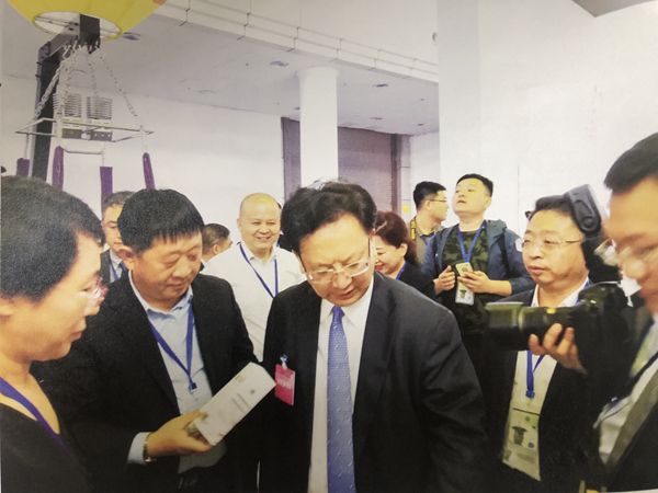 25.书中登载侯正发总经理的照片.jpg