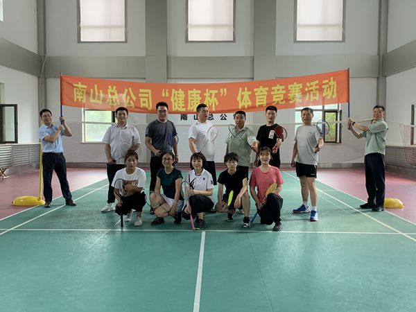 12羽毛球参赛选手合影留想_600.jpg