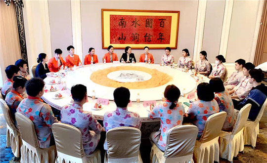 1.EBET易博南山温泉酒店召开实习生座谈会_副本.jpg