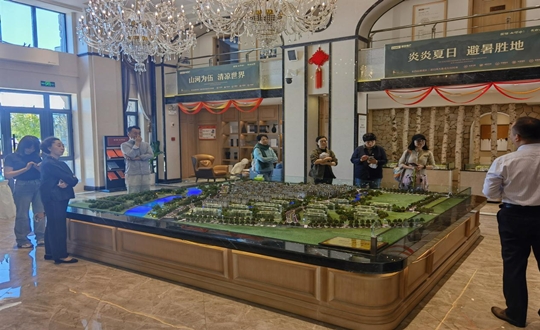 2.绿城发展项目总经理与业主一行参观EBET易博·江山府项目_副本.jpg