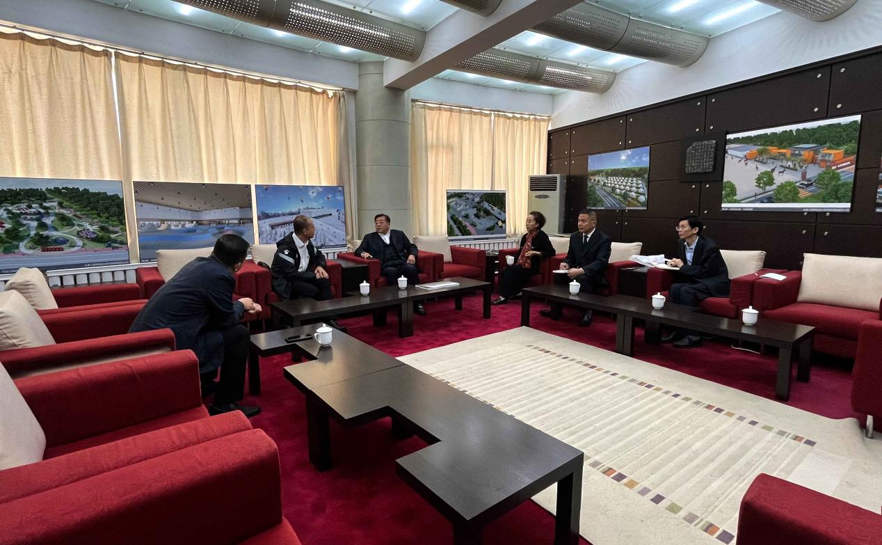 16.吉林省体育局训练较量处主任及EBET易博集团有关辅导出席南山体育项目合作洽谈会（调色调）.png