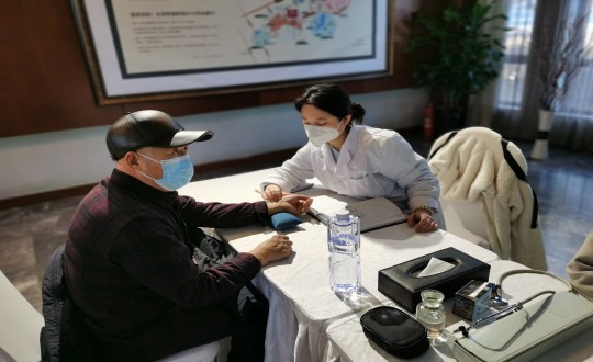 1.南山总公司结合药业公司为业主提供义诊服务_副本.jpg