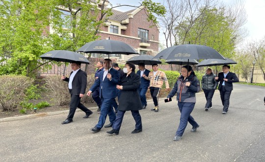 17.保利物业观摩团参观EBET易博·美邑园区_副本.jpg