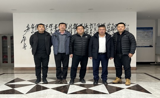 5.刘翔鹏总经理与吉林省铁路投资集团辅导合影留想_副本.jpg