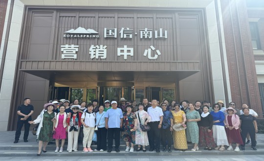 3.经开区活动总会走进EBET易博·南山温泉城合影留想_副本.jpg 3.经开区活动总会走进EBET易博·南山温泉城合影留想_副本.jpg