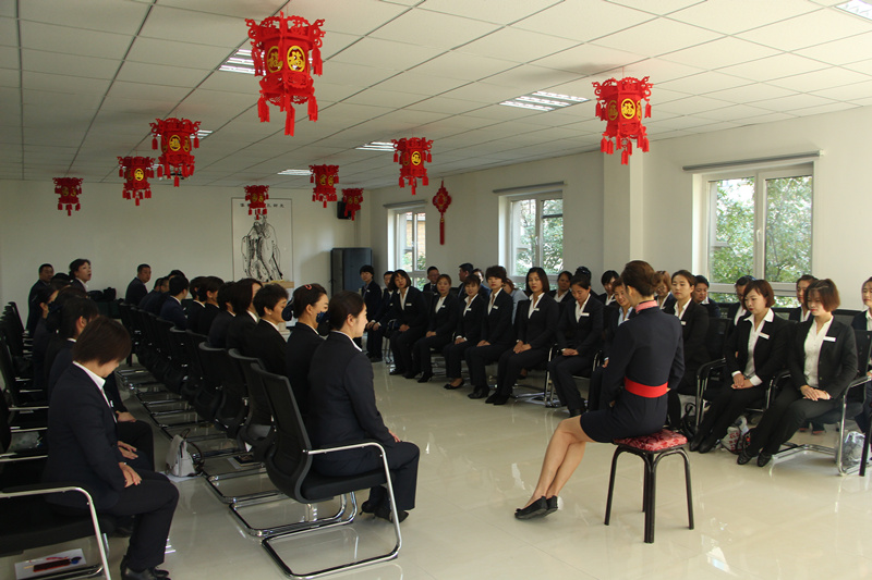 6.物业家人当真进建服务礼节.jpg