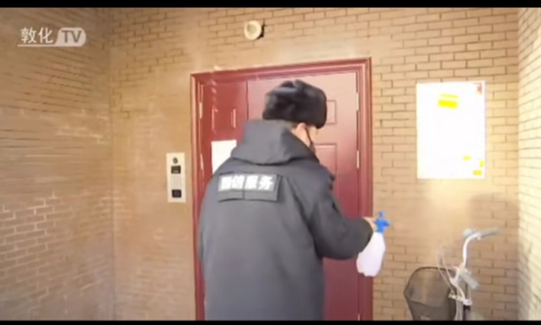 01.敦化市媒体采访EBET易博物业一线家人_副本.jpg