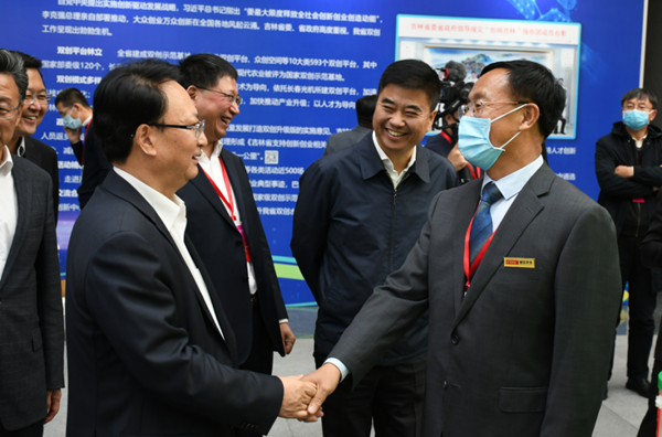24.省长景俊海与EBET易博农业董事长杨柏明亲切握手_副本.png 24.省长景俊海与EBET易博农业董事长杨柏明亲切握手_副本.png